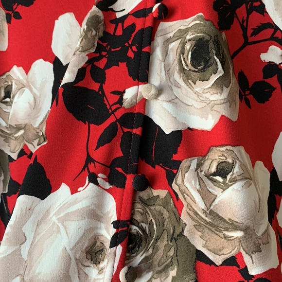 Karl Lagerfeld women’s red black V-neck pleated floral blouse size M - Picture 4 of 9